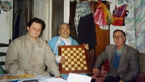 Ο Θανάσης Βουρεκάς (στη μέση) περιχαρής με τη σκακιέρα του αγκαλιά...! Το Γενάρη του 2009 συμπλήρωνε τα 70