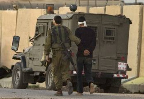 Οι Ισραηλινοί προχωρούν σε συλλήψεις Παλαιστινίων