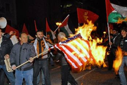 Το σύμβολο του αμερικάνικου ιμπεριαλισμού έκαψαν οι διαδηλωτές