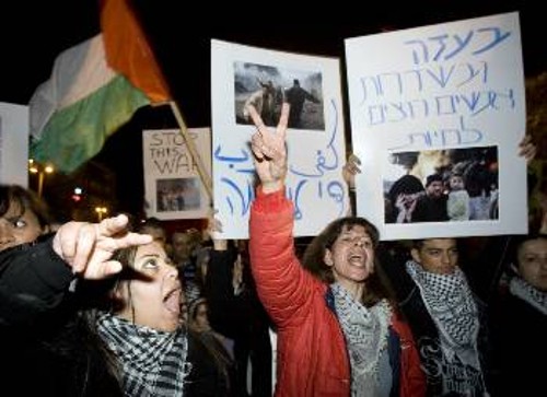 Αμεση ήταν η αντίδραση των κομμουνιστών και άλλων δημοκρατικών στο Τελ Αβίβ του Ισραήλ που διαδήλωσαν χιλιάδες ενάντια στην εισβολή στη Γάζα