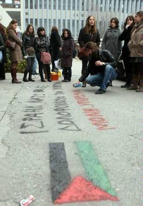 Μέλη της Οργάνωσης Σπουδάζουσας Θεσσαλονίκης της ΚΝΕ, σε εκδήλωση διαμαρτυρίας προχτές στην Πρυτανεία