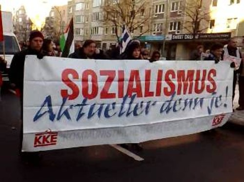 «Ο Σοσιαλισμός πιο επίκαιρος από ποτέ», εύλογο το πανό της ΚΟ Γερμανίας του ΚΚΕ στις εκδηλώσεις τιμής στους Λούξεμπουργκ, Λίμπνκενχτ στο Βερολίνο (φωτ. αρχείου 2009)