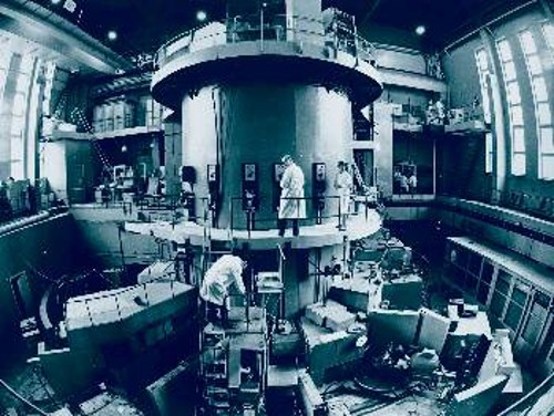 Οι επιστημονικοί συνεργάτες του εργαστηρίου πυρηνικών αντιδράσεων του Ινστιτούτου Φυσικής της Ακαδημίας Επιστημών της ΣΣΔ Λετονίας διεξήγαγαν έρευνες από κοινού με φυσικούς της ΟΔ Γερμανίας, των ΗΠΑ, της Δανίας και άλλων χωρών. Στη φωτογραφία: Στην αίθουσα του ατομικού αντιδραστήρα