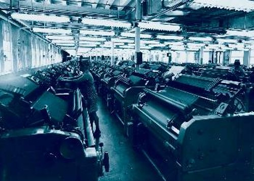 1972: Το μοσχοβίτικο μεταξουργείο«Κόκκινη Ρόζα». Κλωστική μηχανή υψηλής παραγωγικότητας, με αυτόματο χειρισμό. Με την ολοκλήρωση του πενταετούς πλάνου θα βρίσκονται σε λειτουργία 1.500 παρόμοιες μηχανές