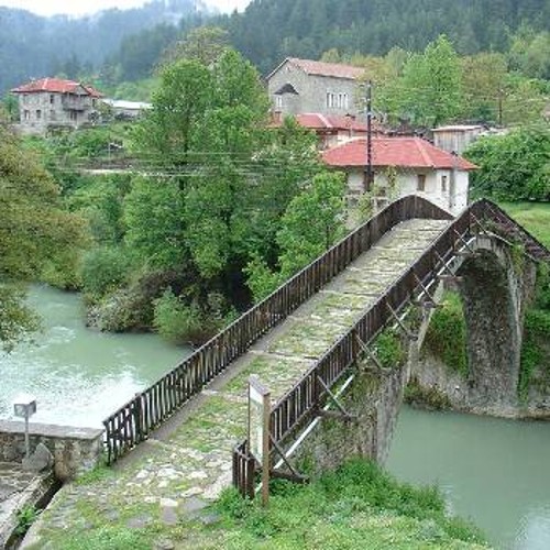 Το γεφύρι στον οικισμό Βοβούσα, πάνω από τον Αώο ποταμό