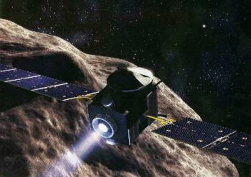 Καλλιτεχνική απεικόνιση της διαστημοσυσκευής «Αυγή» που ήδη ταξιδεύει προς τους αστεροειδείς Εστία και Δήμητρα, ωθούμενη από κινητήρες ιόντων. Σε πρώτο πλάνο απεικονίζεται η Εστία, ενώ η Δήμητρα φαίνεται σαν φωτεινό σημείο πάνω δεξιά. Αν η «Αυγή» είχε χημικούς πυραυλικούς κινητήρες θα μπορούσε να επισκεφθεί μόνο έναν αστεροειδή
