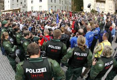 Αντιμέτωποι με τις δυνάμεις καταστολής βρέθηκαν οι αντιΝΑΤΟικοί διαδηλωτές και στη Γερμανία