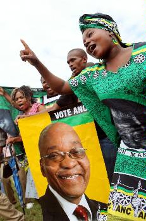 Επευφημούντες ψηφοφόροι τον ηγέτη του ANC, Τζέικομπ Ζούμα