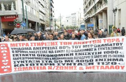 Μεταλλεργάτες διαδηλώνουν την Τρίτη στην Αθήνα, την ίδια ώρα που συνάδελφοί τους έχουν καταλάβει τα καταστήματα του ΟΑΕΔ. Η ταξική μάχη οδήγησε στην απόσπαση μιας ακόμα σοβαρής κατάκτησης