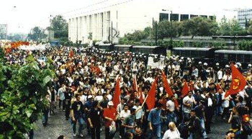 1999 έξω από την αμερικάνικη πρεσβεία ενάντια στους βομβαρδισμούς στη Γιουγκοσλαβία