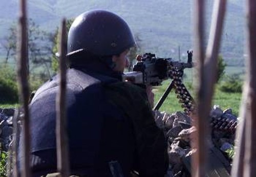 Στρατιώτης της ΠΓΔΜ σημαδεύει περιοχές των Αλβανών ανταρτών