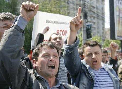 Από πρόσφατη διαδήλωση των σιδηροδρομικών στο Βουκουρέστι, όπου πάνω από 8.000 εργαζόμενοι φώναξαν συνθήματα κατά των μαζικών απολύσεων