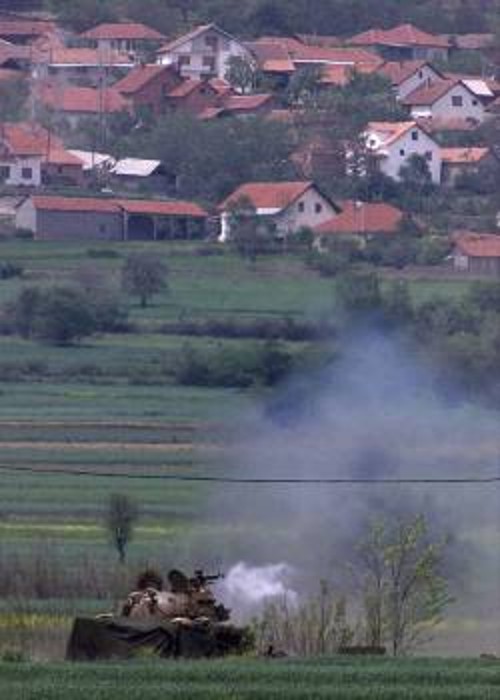 Τανκ του στρατού της ΠΓΔΜ, ενώ βομβαρδίζει περιοχές των Αλβανών ανταρτών