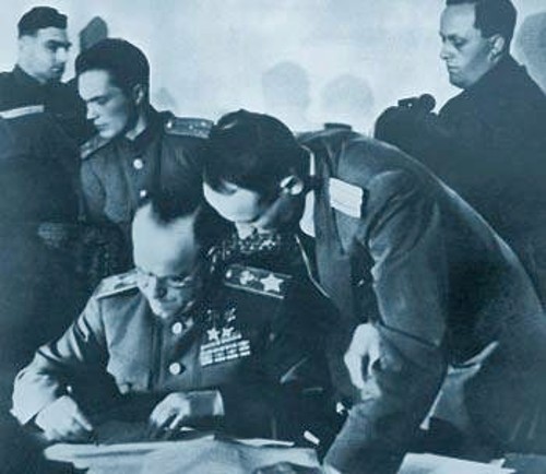 Ο Στρατάρχης Ζούκοφ υπογράφει το κείμενο για την άνευ όρων συνθηκολόγηση της Γερμανίας