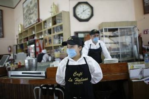 Εργαζόμενοι σε κατάστημα εστίασης στο Μεξικό δουλεύουν με προστατευτικές μάσκες
