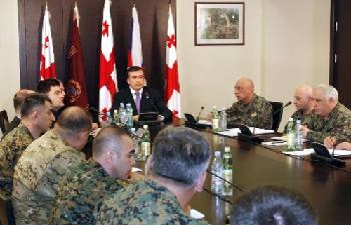 Ο Μ. Σαακασβίλι, Πρόεδρος της Γεωργίας και εκλεκτός των ιμπεριαλιστών, ενώ παρακολουθεί ενημέρωση ΝΑΤΟικών επιτελαρχών στις ασκήσεις που άρχισαν στη χώρα στις 5 του μήνα