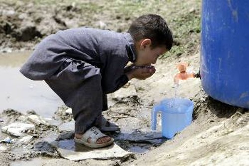 Η έλλειψη πρόσβασης σε ασφαλές νερό στοιχίζει τη ζωή τριών παιδιών κάθε λεπτό