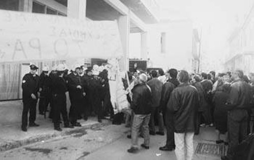 Οι εργαζόμενοι της «ΒΙΟΜΑΓΝ» έξω από τον ΟΑΕΔ, αντιμέτωποι με τα ΜΑΤ