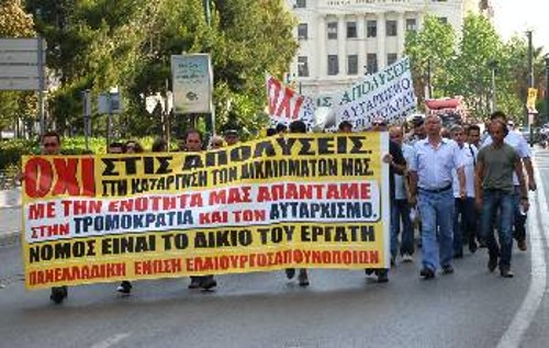Με όπλο την ενότητα και την ταξική αλληλεγγύη διαδήλωσαν και χτες οι απεργοί του «Παπουτσάνη»