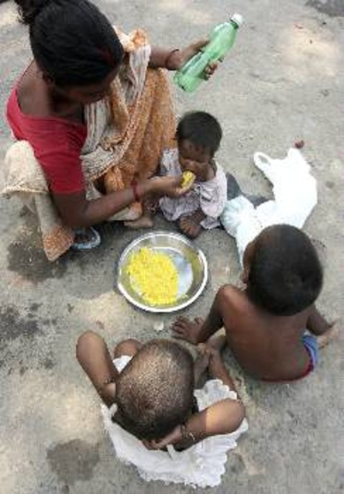 Εκατομμύρια οι πεινασμένοι στην πολυπληθή Ινδία, που αναπτύσσεται καπιταλιστικά αλλά ο λαός υποφέρει