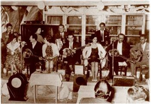 Στο «Φαληρικόν» το 1961. Τσιτσάνης, Παπαϊωάννου, Ρίτα Σακελλαρίου, Ρία Κούρτη, Πόλυ Πάνου, Καραμπεσίνης, Διονυσίου, Μαργαρώνης, Κοινούσης, Καρμανιόλας
