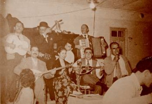 Ο Μιχάλης Γενίτσαρης, ο Αργύρης Βαμβακάρης, ο Στράτος ο Τεμπέλης κι ο Θανάσης Μπάτης (με το μπαγλαμαδάκι) το 1949