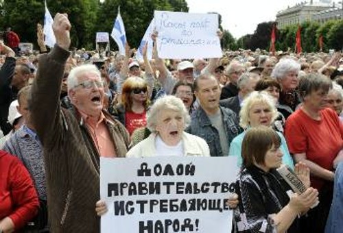 Από περσινή διαδήλωση στη Ρίγα της Λετονίας ενάντια στα αντιλαϊκά μέτρα