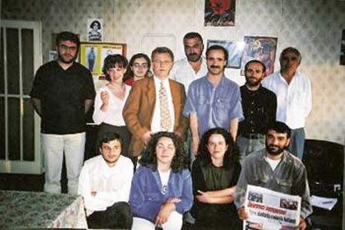 Κάποιοι απ' τους εργαζόμενους της «Επαναστατικής Δημοκρατίας» με τους Ελληνες δημοσιογράφους και μέλη της ελληνικής αποστολής