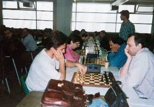 Αγώνες Α' εθνικής κατηγορίας. Στη 1η σκακιέρα Νικολαΐδης - Πάβλοβιτς και στη 2η Κοτρωνιάς Β. Στη 3η Λάκης Παππάς