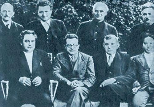 Το προεδρείο της Εκτελεστικής Επιτροπής της Κομμουνιστικής Διεθνούς μετά το 7ο Συνέδριο. Διακρίνονται οι Γκ. Δημητρώφ, Π. Τολιάτι, Β. Φλορίν, Βαν Μιν, Μανουίλσκι, Β.Πικ, Γκότβαλντ και Οτο Κούσινεν
