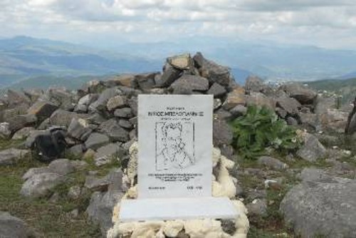 Η μαρμάρινη πλάκα στην κορυφή Γκόλιο του Γράμμου προς τιμήν του Νίκου Μπελογιάννη