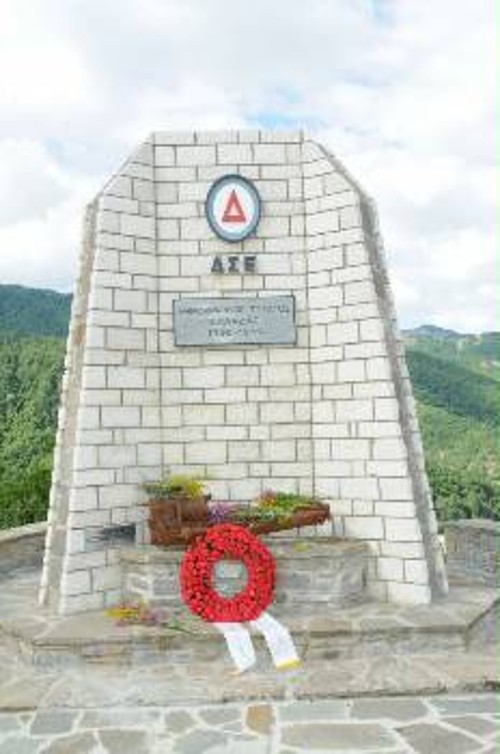 Το μνημείο που έστησε η ΚΕ του ΚΚΕ για το Δημοκρατικό Στρατό πάνω από τη Λυκόρραχη