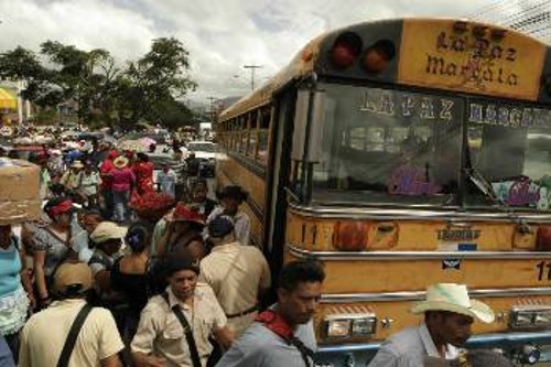 Χιλιάδες κόσμου συνέρρεαν την Παρασκευή στα σύνορα με τη Νικαράγουα