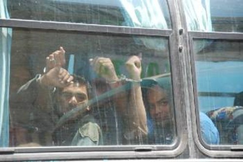 Οι μετανάστες, που μεταφέρθηκαν αλυσοδεμένοι σε όλη τη διάρκεια του ταξιδιού από τη Χίο με σκοπό να απελαθούν στην Τουρκία