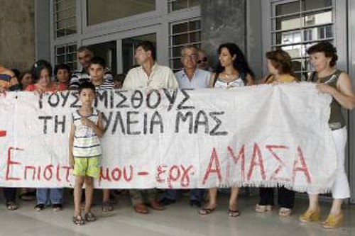 Οι εργάτες της «ΑΜΑΣΑ» έξω από τα δικαστήρια συνεχίζουν τον αγώνα τους