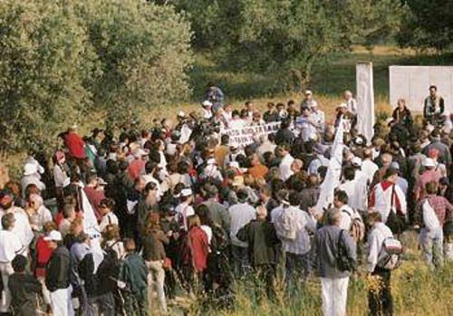 Μάης 2001: Οι φιλειρηνιστές στο Τύμβο του Μαραθώνα ετοιμάζονται να ξεκινήσουν για τη Μαραθώνια Πορεία