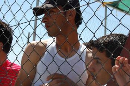 Ακόμα και μικρά παιδιά πίσω από το συρματόπλεγμα στο κέντρο κράτησης μεταναστών