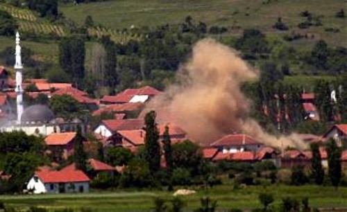 Βομβαρδισμός ενός χωριού στην περιοχή του Κουμάνοβο