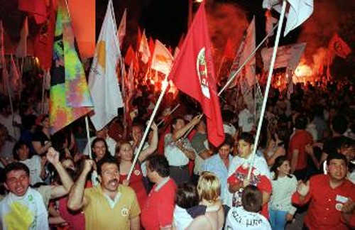 Οπαδοί του ΑΚΕΛ πανηγυρίζουν το νικηφόρο αποτέλεσμα των βουλευτικών εκλογών