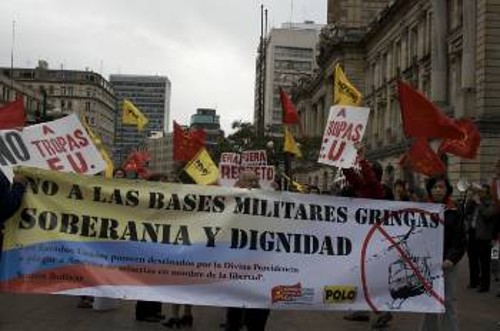 Από παλιότερη διαδήλωση στην Κολομβία ενάντια στις αμερικανικές βάσεις
