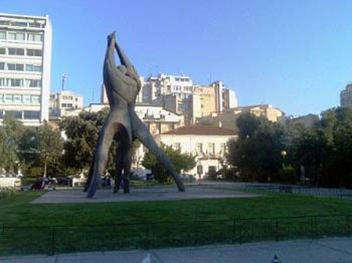Το Μνημείο που φιλοτέχνησε ο Βασίλης Δωρόπουλος στην πλατεία Κλαυθμώνος