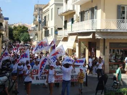 Τα αγωνιστικά συνθήματα των απεργών ήχησαν χτες στους δρόμους της Κέρκυρας