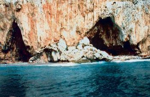 Δύο από τις σπηλιές στο Γιβραλτάρ όπου βρέθηκαν απολιθώματα κάποιων από τους τελευταίους Νεάντερταλ