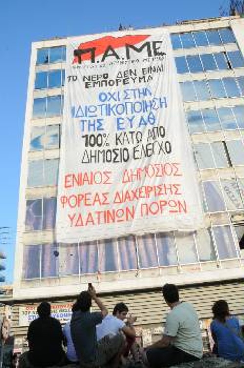 Στις 4 Σεπτέμβρη 2009, μέλη και στελέχη του ΠΑΜΕ κατέλαβαν τα κεντρικά γραφεία της Εταιρείας Υδρευσης και Αποχέτευσης Θεσσαλονίκης στο κέντρο της πόλης, καταγγέλλοντας την πολιτική που παραδίδει στο ιδιωτικό κεφάλαιο και το νερό. Η κινητοποίηση έγινε μια μέρα πριν από τα εγκαίνια της ΔΕΘ