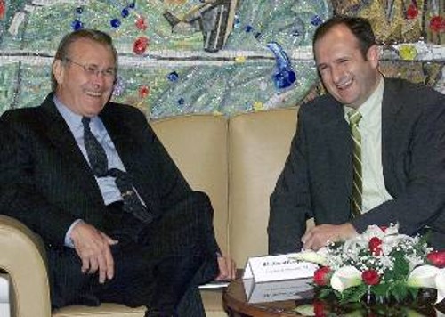 Ο Ντ. Ράμσφιλντ με τον υπουργό Αμυνας της ΠΓΔΜ