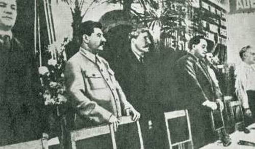 7ο Συνέδριο της ΚΔ. Οι αντιπρόσωποι τιμούν τα θύματα του ταξικού αγώνα. Από αριστερά προς τα δεξιά: Μορίς Τορέζ, Ι. Β. Στάλιν, Μαρσέλ Κασέν, Γκιόργκι Ντιμιτρόφ και Βίλχεμ Πικ. Πρόεδρος του Συνεδρίου εξελέγη ομόφωνα ο Ερνστ Τέλμαν, που βρισκόταν φυλακισμένος στη Γερμανία