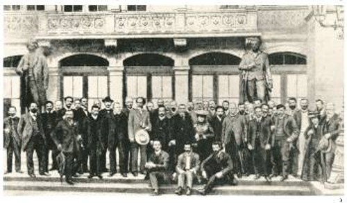 Αντιπρόσωποι του 7ου Συνεδρίου της Β` Διεθνούς, που πραγματοποιήθηκε το 1907 στη Στουτγάρδη. Πάρθηκαν σημαντικές αποφάσεις για τον αγώνα της εργατικής τάξης ενάντια στον πόλεμο και την καπιταλιστική εκμεταλλευτική κοινωνία. Ανάμεσά τους ο Β. Ι. Λένιν, η Ρόζα Λούξεμπουργκ και ο Αύγουστος Μπέμπελ