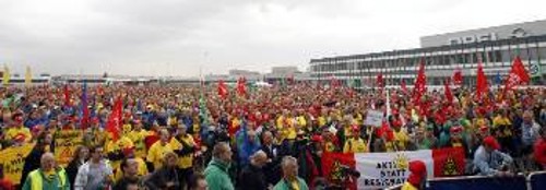 Χιλιάδες εργάτες συγκεντρώθηκαν στην Αμβέρσα