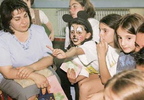 Ιούνης 2001: Εκδηλώσεις στο 132ο Δημοτικό Σχολείο στην Γκράβα στα πλαίσια του προγράμματος πρόληψης του ΚΕΘΕΑ