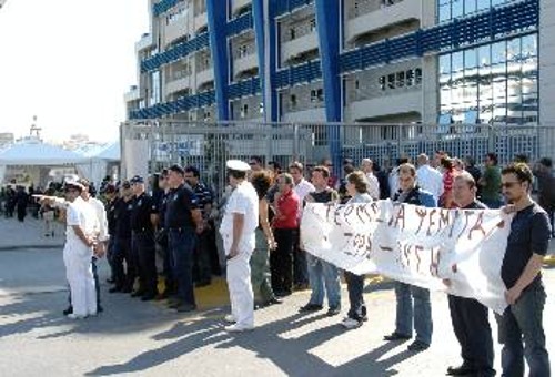 Οι απολυμένοι και απλήρωτοι ναυτεργάτες και ναυτιλιακοί υπάλληλοι του Αγούδημου διαδήλωσαν χτες έξω από το υπουργείο Εμπορικής Ναυτιλίας την ώρα της τελετής παράδοσης - παραλαβής του υπουργείου, δείχνοντας πως δε θα αφήσουν σε χλωρό κλαρί και τη νέα κυβέρνηση